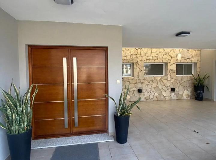Casa · 205m² · 5 Ambientes · 3 Cocheras