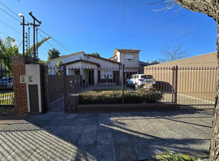 Casa · 198m² · 5 Ambientes · 4 Cocheras