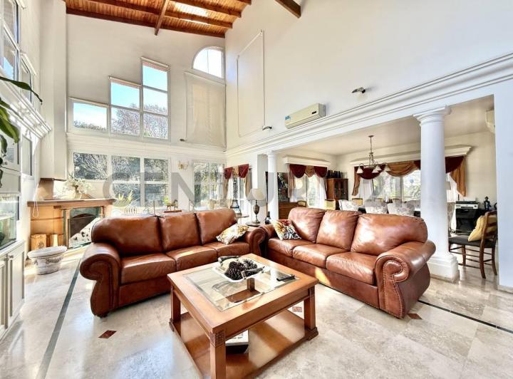 Casa · 400m² · 6 Ambientes · 2 Cocheras