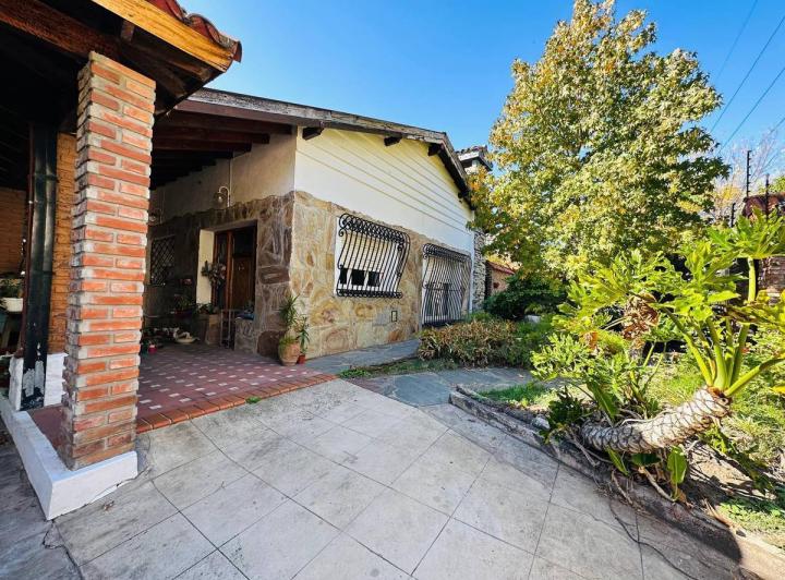 Casa · 450m² · 5 Ambientes · 8 Cocheras