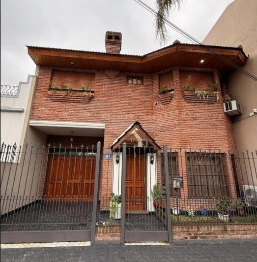 Casa · 250m² · 4 Ambientes · 2 Cocheras