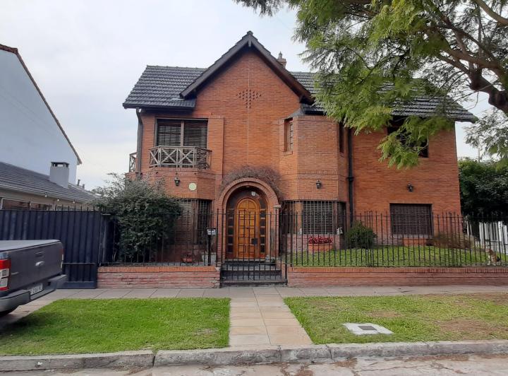 Casa · 230m² · 6 Ambientes · 1 Cochera