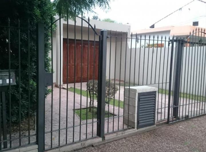Casa · 200m² · 4 Ambientes · 2 Cocheras