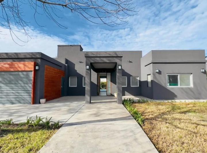 Casa · 220m² · 5 Ambientes · 1 Cochera