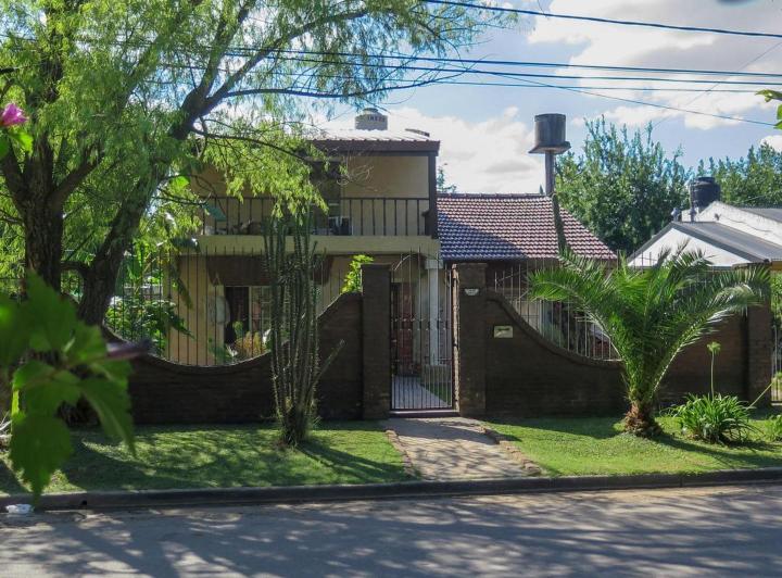 Casa · 200m² · 5 Ambientes · 3 Cocheras