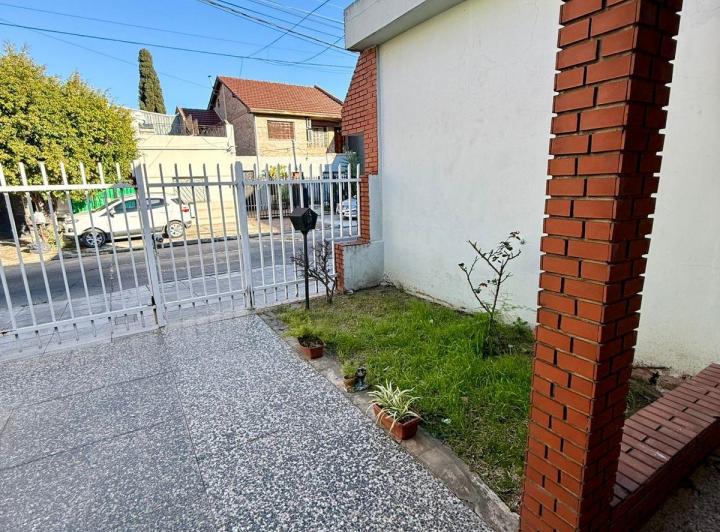Casa · 130m² · 4 Ambientes · 1 Cochera