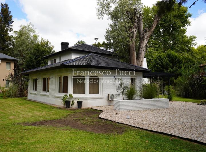 Casa · 223m² · 4 Ambientes · 2 Cocheras