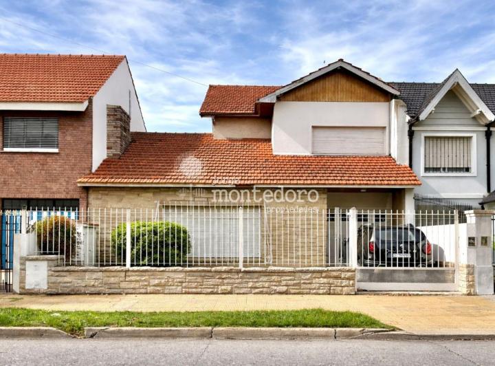 Casa · 190m² · 6 Ambientes · 3 Cocheras