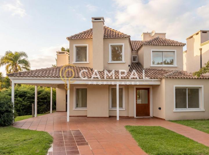 Casa · 218m² · 5 Ambientes · 1 Cochera
