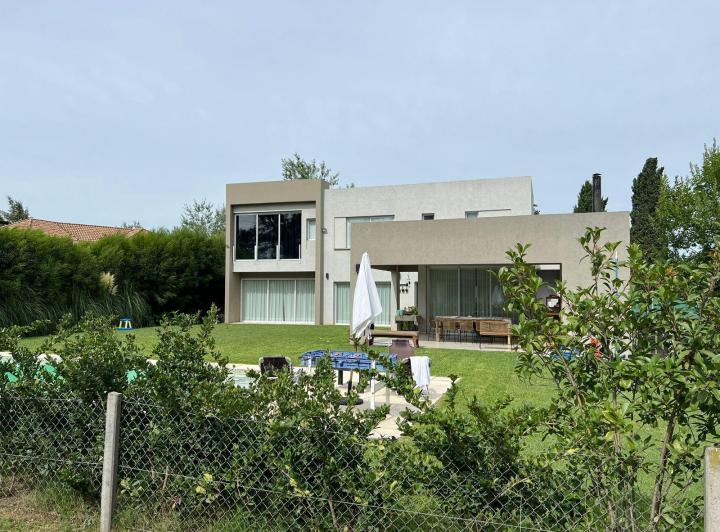 Casa · 225m² · 4 Ambientes · 2 Cocheras