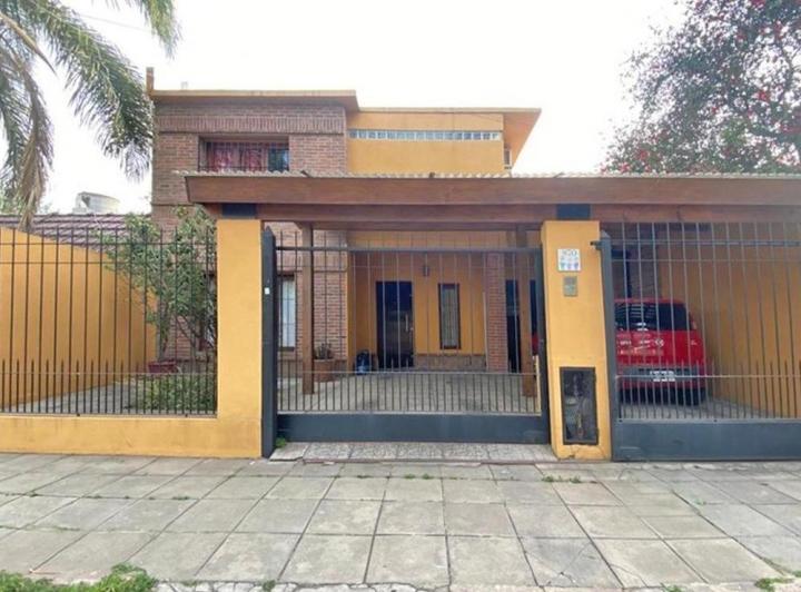 Casa · 180m² · 4 Ambientes · 3 Cocheras