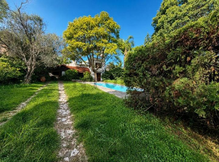 Casa · 350m² · 5 Ambientes · 6 Cocheras