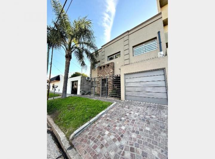 Casa · 220m² · 5 Ambientes · 2 Cocheras