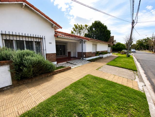 Casa · 300m² · 4 Ambientes · 2 Cocheras