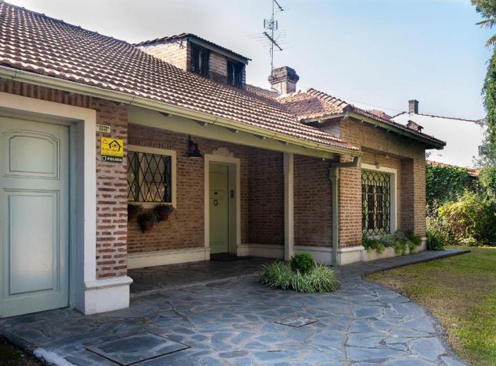 Casa · 240m² · 5 Ambientes · 2 Cocheras