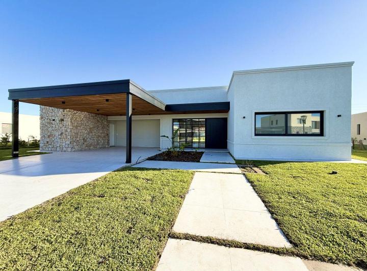 Casa · 309m² · 5 Ambientes · 4 Cocheras