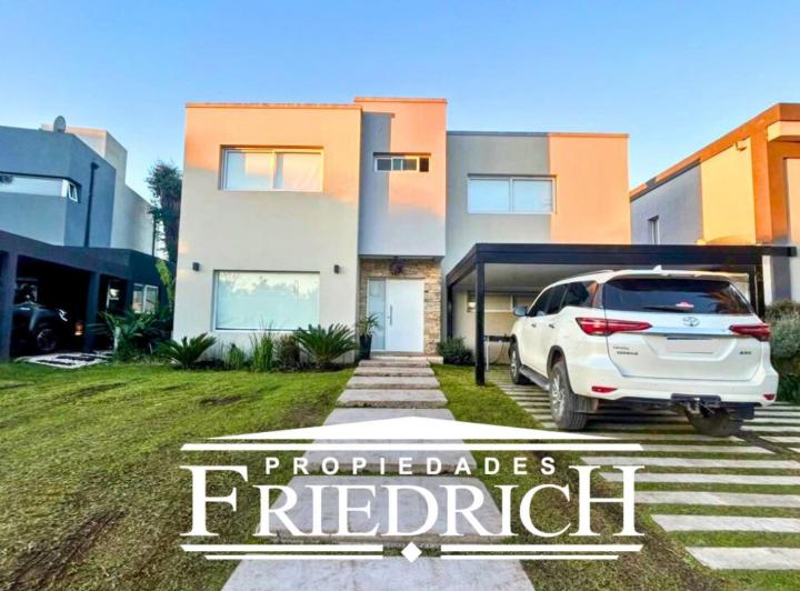Casa · 220m² · 4 Ambientes · 5 Cocheras