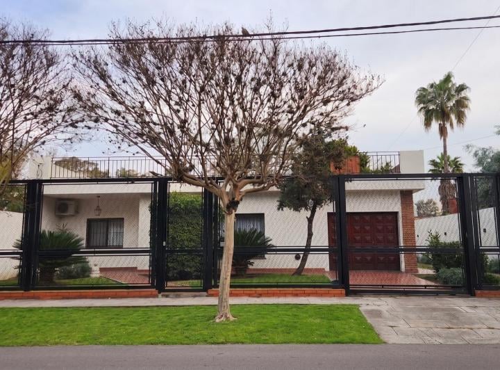 Casa · 249m² · 5 Ambientes · 2 Cocheras