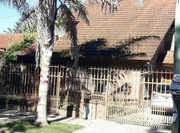 Casa · 200m² · 6 Ambientes · 2 Cocheras
