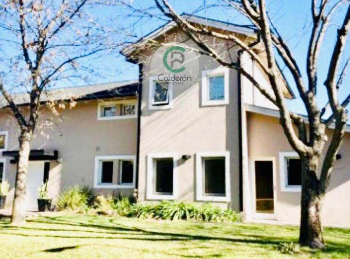 Casa · 300m² · 4 Ambientes · 2 Cocheras