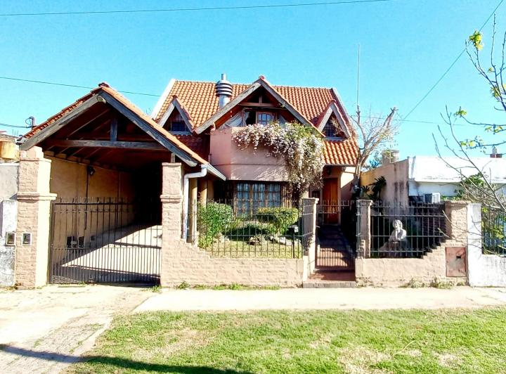 Casa · 160m² · 6 Ambientes · 2 Cocheras