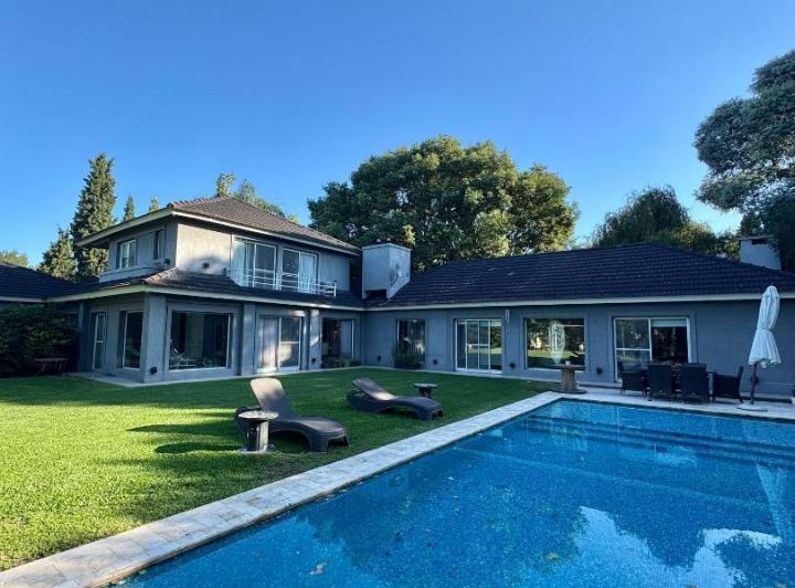 Casa · 450m² · 5 Ambientes · 3 Cocheras
