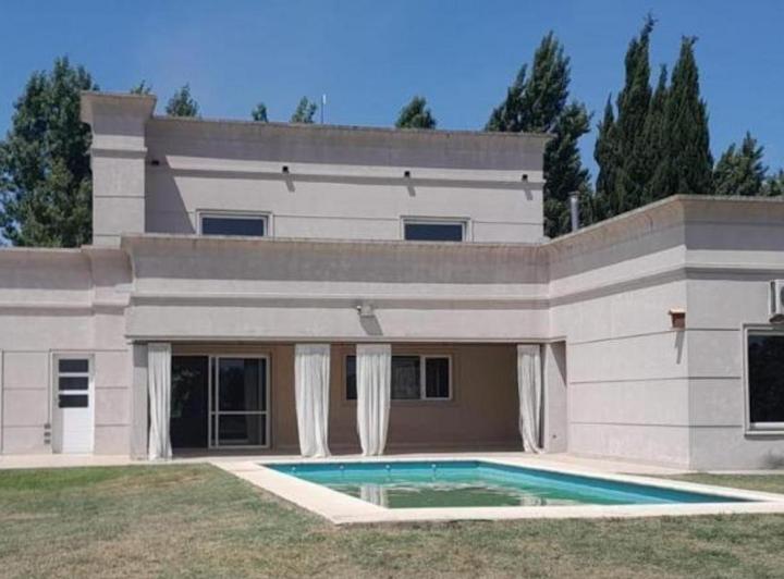 Casa · 310m² · 5 Ambientes · 3 Cocheras