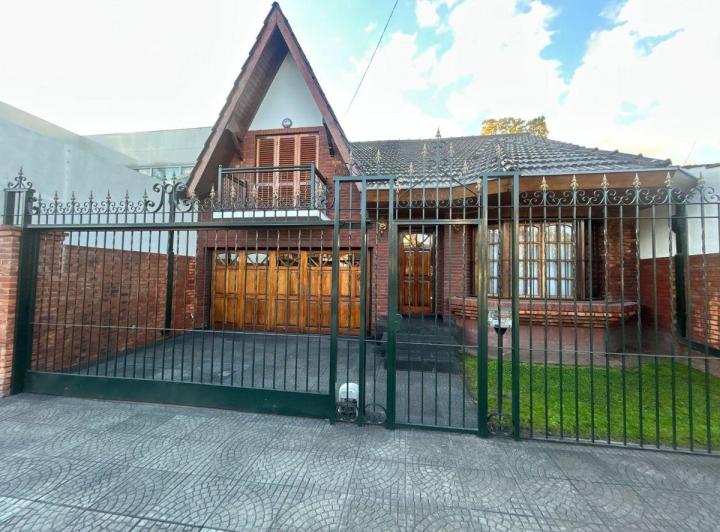 Casa · 220m² · 6 Ambientes · 2 Cocheras