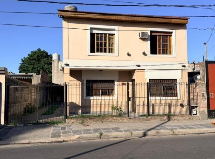 Casa · 160m² · 4 Ambientes · 6 Cocheras