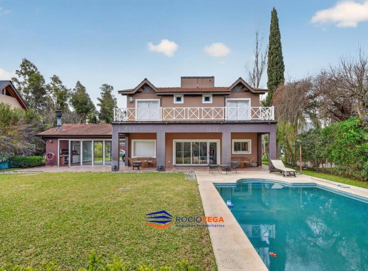 Casa · 251m² · 5 Ambientes · 2 Cocheras
