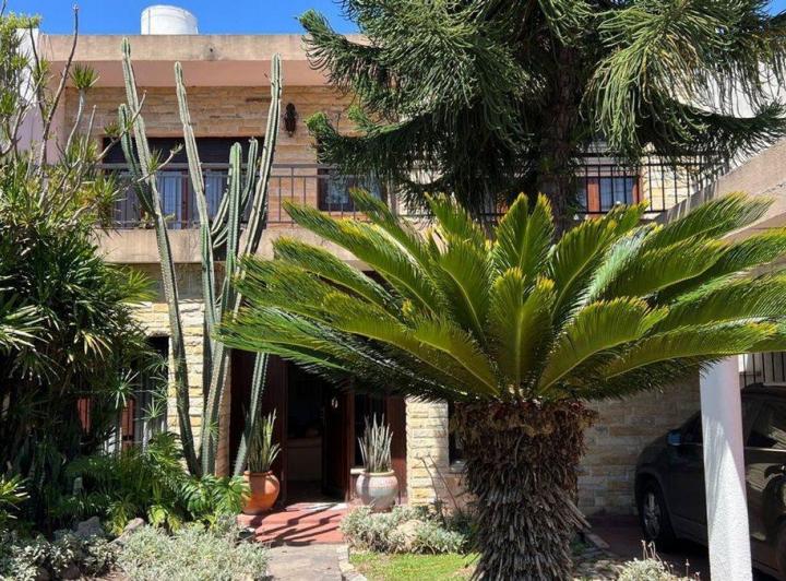 Casa · 194m² · 6 Ambientes · 2 Cocheras