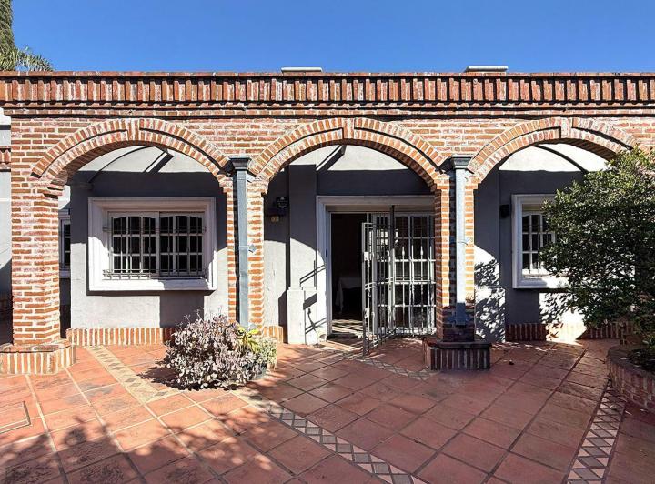 Casa · 200m² · 5 Ambientes · 3 Cocheras