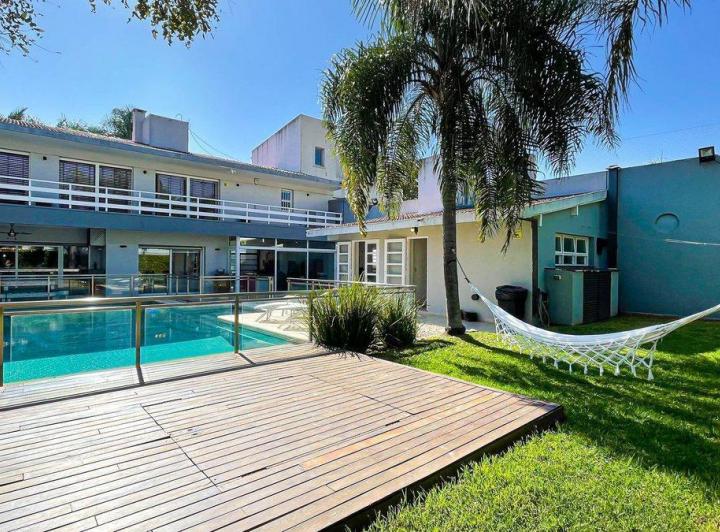 Casa · 360m² · 6 Ambientes · 3 Cocheras