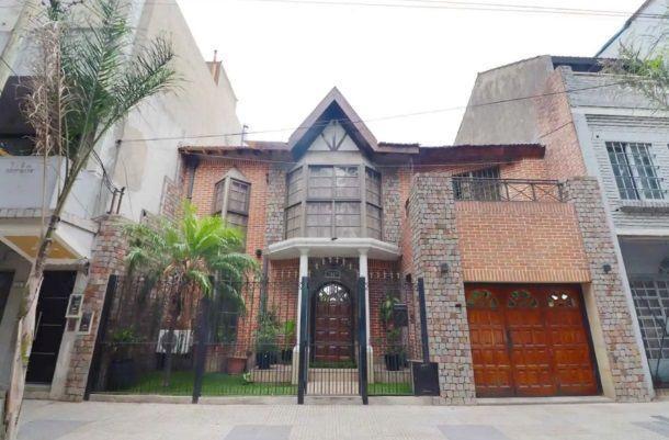 Casa · 324m² · 6 Ambientes · 1 Cochera