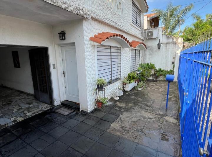 Casa · 250m² · 5 Ambientes · 2 Cocheras
