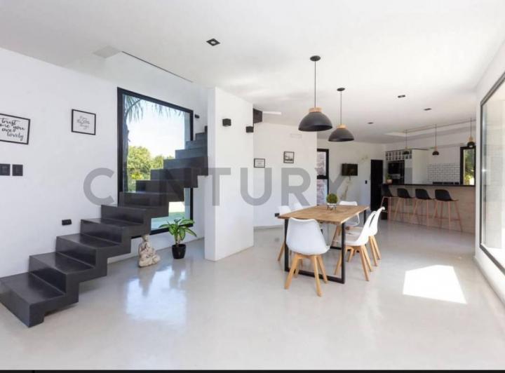 Casa · 340m² · 4 Ambientes · 6 Cocheras