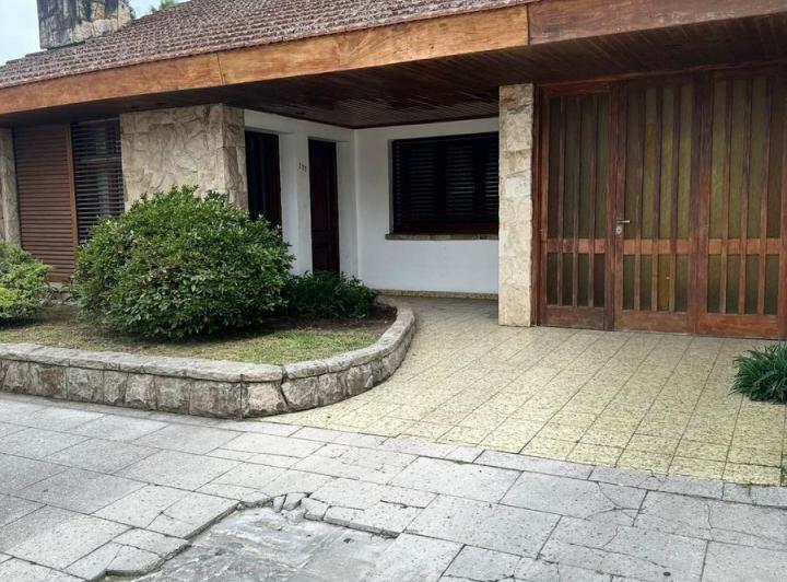 Casa · 145m² · 4 Ambientes · 2 Cocheras