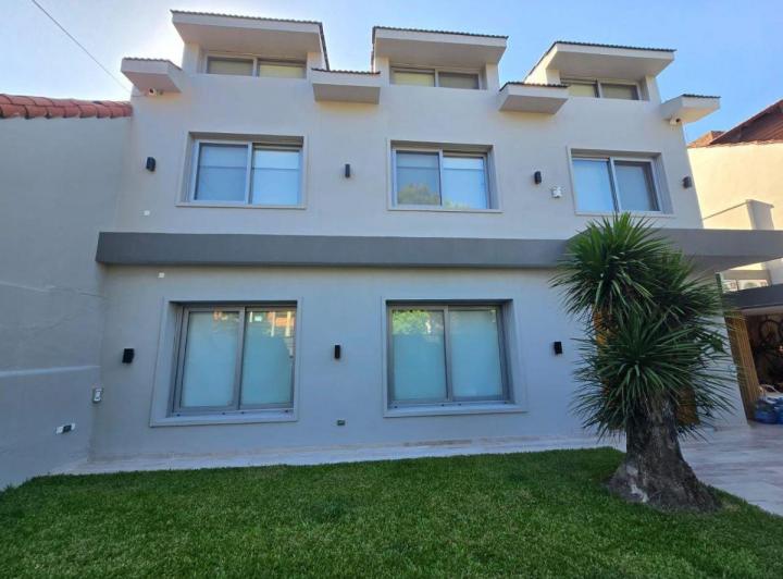 Casa · 300m² · 5 Ambientes · 2 Cocheras