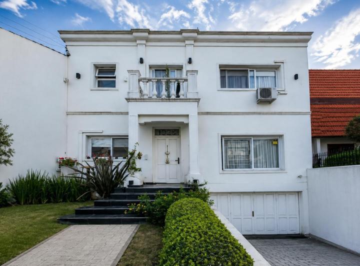 Casa · 210m² · 6 Ambientes · 1 Cochera