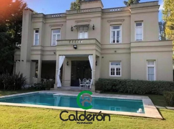 Casa · 300m² · 6 Ambientes · 1 Cochera