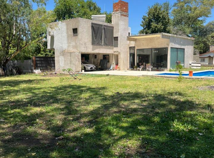 Casa · 200m² · 4 Ambientes · 2 Cocheras