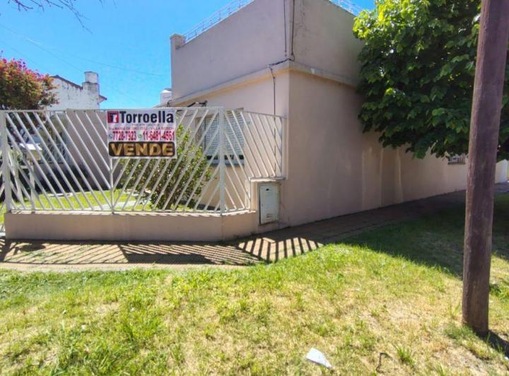 Casa · 180m² · 4 Ambientes · 3 Cocheras