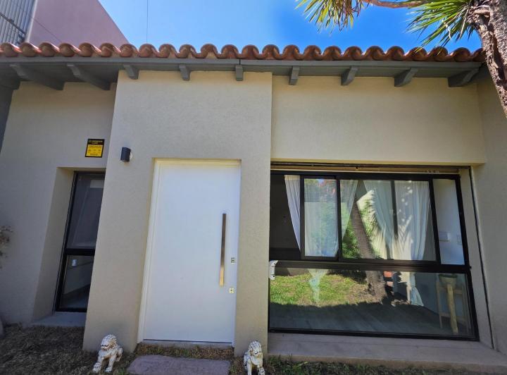 Casa · 220m² · 4 Ambientes · 1 Cochera