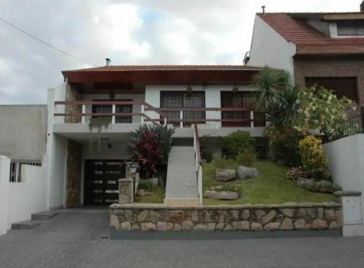 Casa · 200m² · 5 Ambientes · 1 Cochera