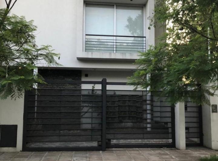 Casa · 190m² · 4 Ambientes · 3 Cocheras