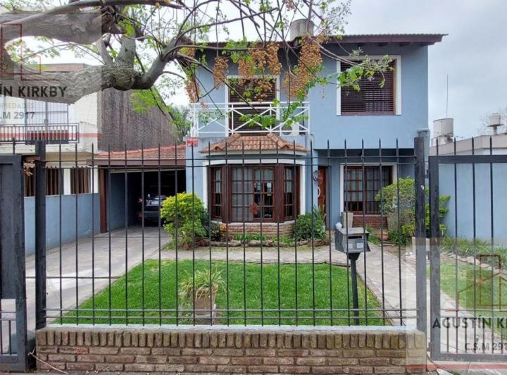 Casa · 180m² · 7 Ambientes · 4 Cocheras