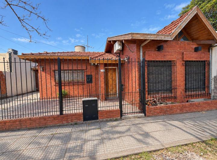 Casa · 140m² · 4 Ambientes · 2 Cocheras