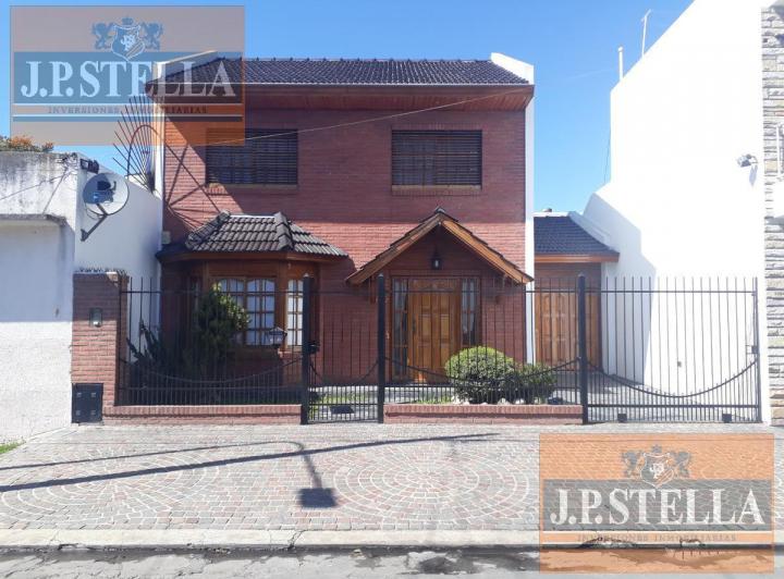 Casa · 131m² · 4 Ambientes · 2 Cocheras