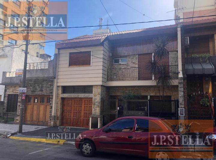 Casa · 244m² · 5 Ambientes · 1 Cochera