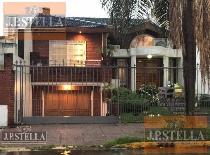 Casa · 300m² · 4 Ambientes · 2 Cocheras